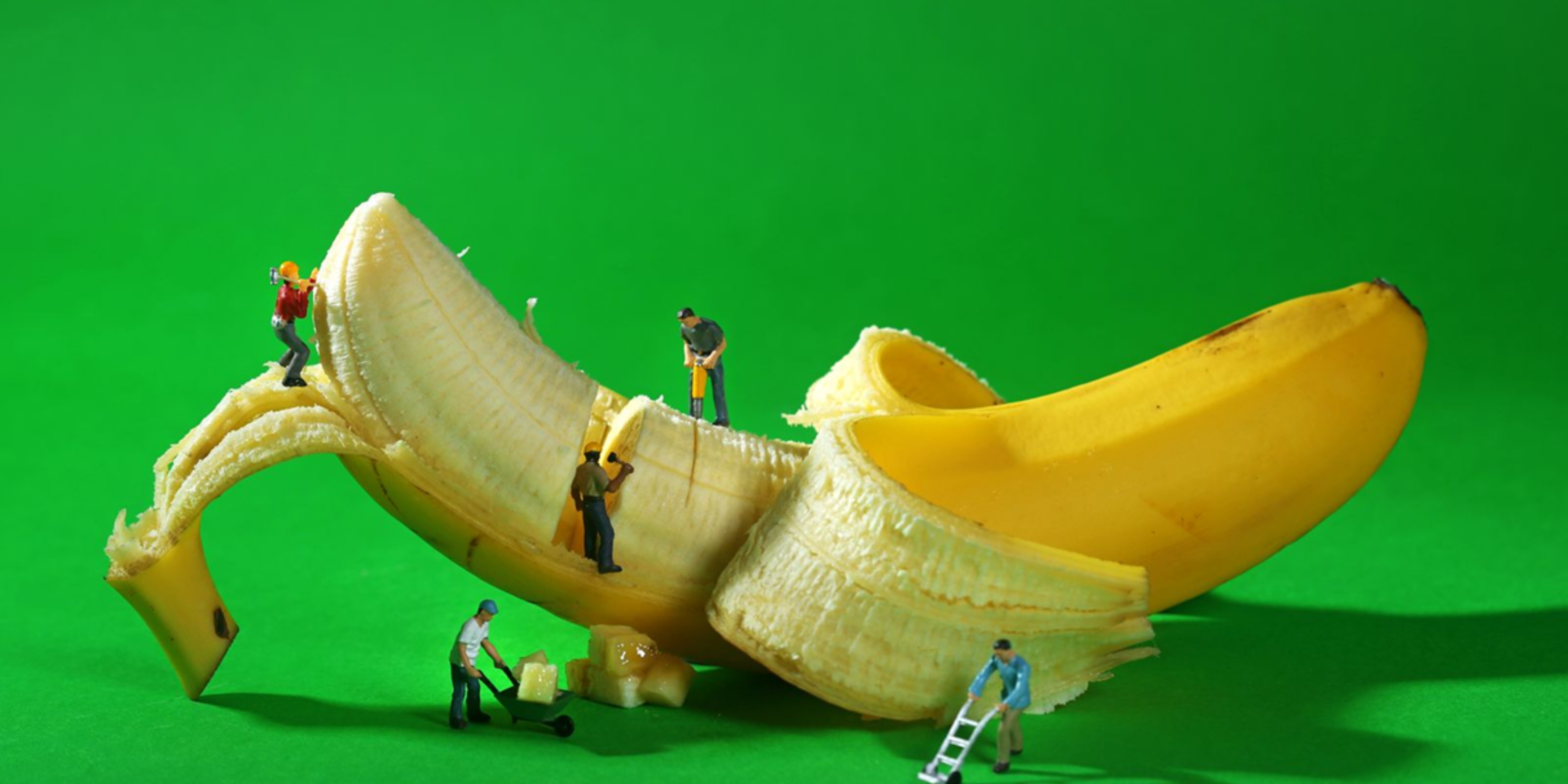 Trabajadores miniatura en plátano GioBananas